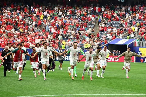   فرحة هستيرية واحتفال مع الجمهور.. ماذا فعل لاعبو المغرب بعد التأهل لربع نهائي كأس العالم؟ (صور)